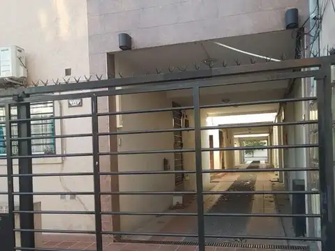 Departamento 2 ambientes con terraza propia y cochera