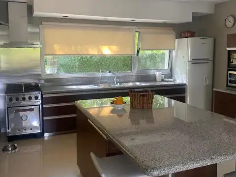 Casa 6 ambientes con 4 baños