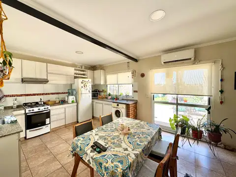 Casa 4 ambientes con 2 baños