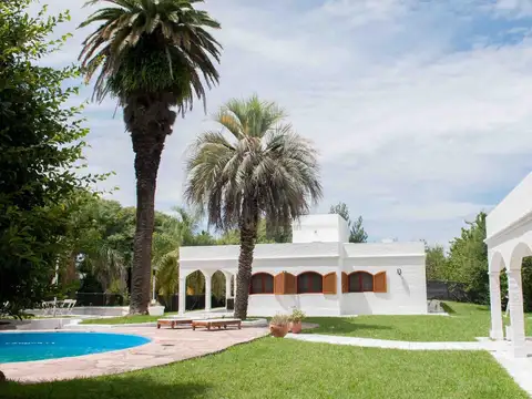 Casa 8 ambientes con 5 baños