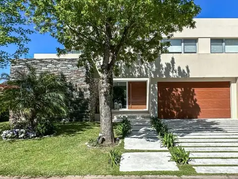 Venta de Casa 8 AMBIENTES en Barrio Santa María, Tigre