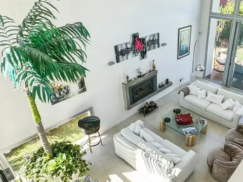 Casa 7 ambientes con 8 baños