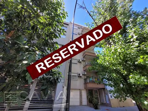 Piso unico 2 amb 10 años de antiguedad. Cocina comedor independiente. 2 split frío calor.-