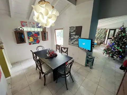 Casa 4 ambientes con 2 baños