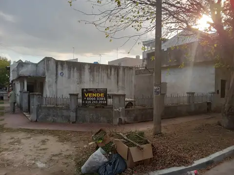 CASA DE 3 AMB CON GALPON/LOCAL DE 80 MT2.-