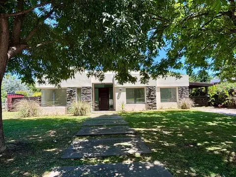 Casa en Venta con 3 cocheras