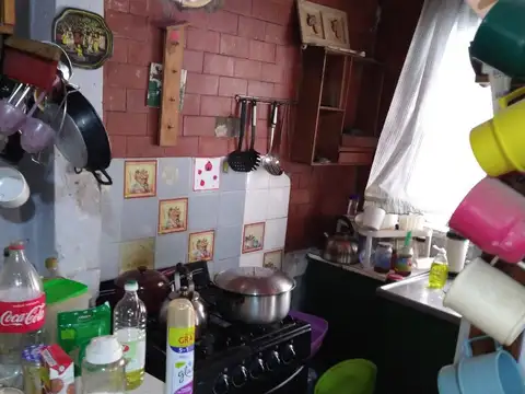 Casa en venta con detalles a refaccionar