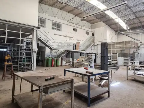 OPORTUNIDAD! Galpón de 680 m² con 896,14 m² Cubiertos en Florida- En Venta