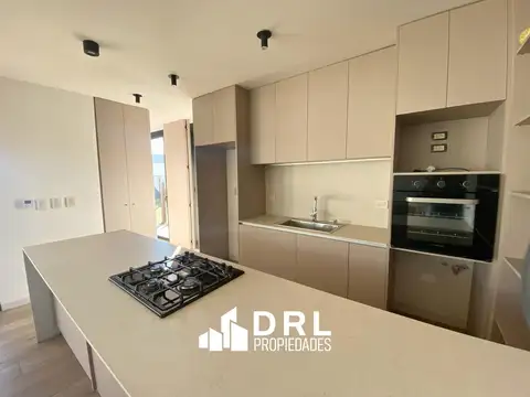 Casa 6 ambientes con 2 baños