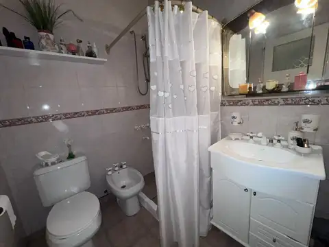 Casa 6 ambientes con 2 baños