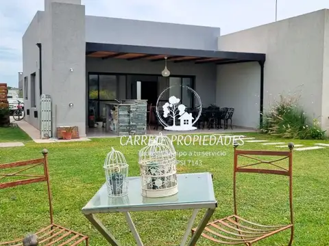 Casa en venta estilo Moderno con Pileta. Barrio Santa Elisa. Pilar