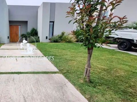 Casa en venta estilo Moderno con Pileta. Barrio Santa Elisa. Pilar 100