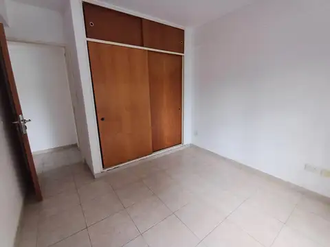 Departamento dos ambientes con cochera. Moron