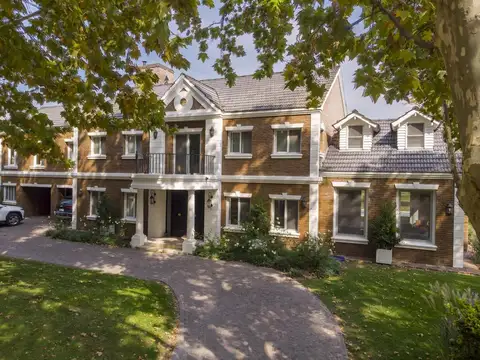 Casa 8 ambientes con 4 baños