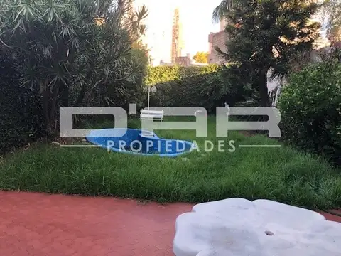 OPORTUNIDAD! CASA DE 4 AMBIENTES CON FONDO + JARDÍN + GARAGE