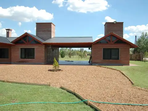 Casa 4 dormitorios con dependencias  - Los Raigales - Roldán | venta