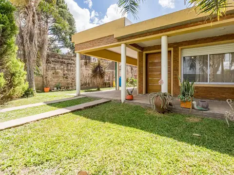 VENTA/PERMUTA- Casa de 2 dormitorios con jardín, piscina y quincho. Alvear.