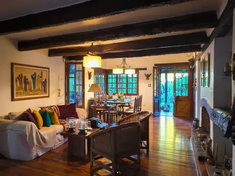 Casa en Venta con 2 cocheras