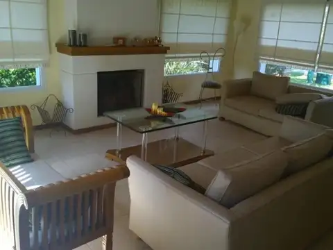 Casa 5 ambientes con 4 baños