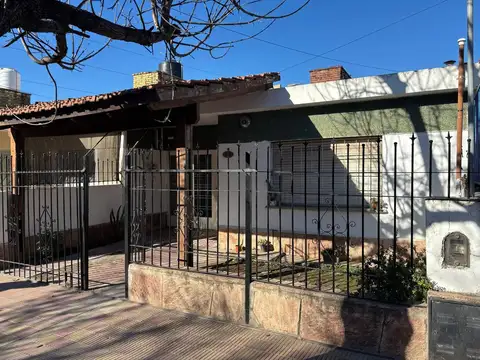 VENTA CASA 2 DORM. CON COCHERA EN Bº AYACUCHO