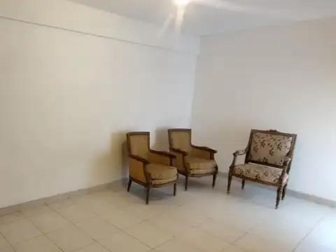 EXCELENTE DEPTO 2 AMB. LATERAL CON 2 PATIOS