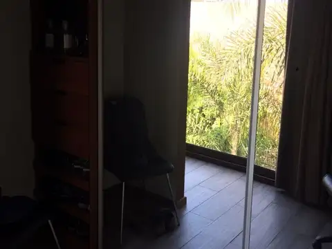 Casa de 5 ambientes con pileta y cochera. Muy buena zona cercana al centro de tigre.