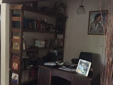 Casa de 5 ambientes con pileta y cochera. Muy buena zona cercana al centro de tigre.