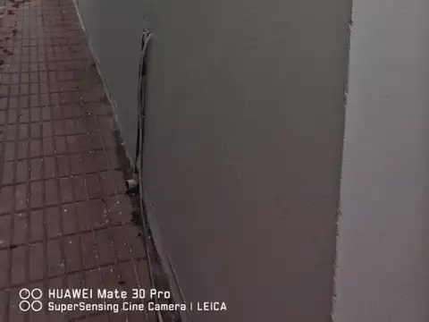 TERRENO CON 2 LOCALES A LA CALLE Y VIVIENDA AL FONDO. EXCELENTE UBICACION.