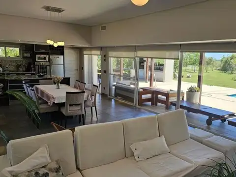 VENTA CASA-CHACRA 4 AMB  CHACRAS DE OLIVIA ZARATE