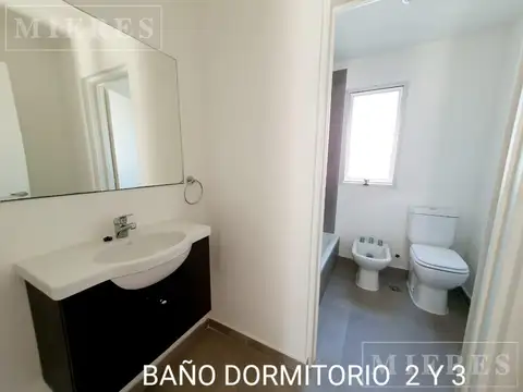 Casa en Alquiler con 2 cocheras