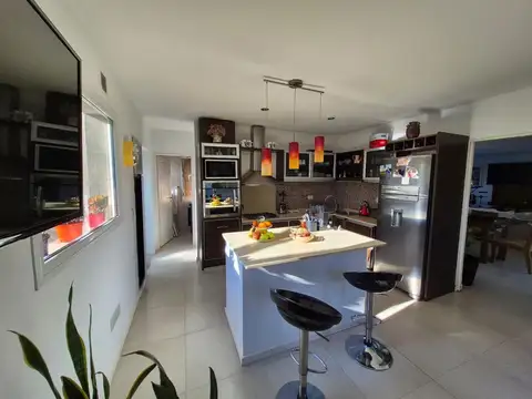 Casa 5 ambientes con 4 baños