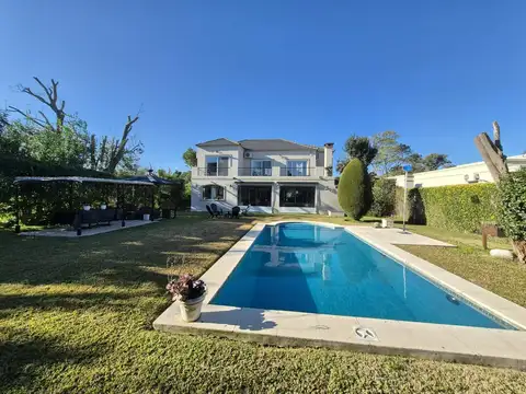 Casa 5 ambientes c/dependencia y piscina Barrio El Aromo