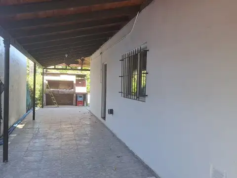 VENTA CASA DOS DORMITORIOS, PILETA - FUNES