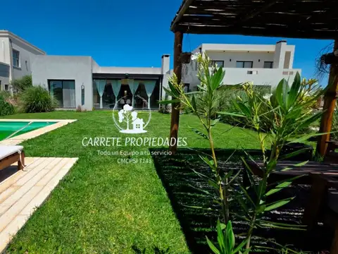 Casa en ALQUILER de 4 ambientes y pileta. Barrio Santa Lucia. Pilar