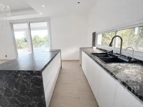Casa en Venta con 6 cocheras