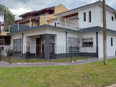 CASA EN 2 PLANTAS CON TERRAZA y COCHERA