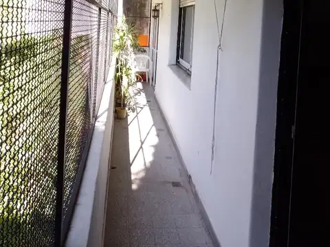 Semipiso de 4 ambientes con dependencia. Balcón al contrafrente. Servicios centrales. 130mts2 total