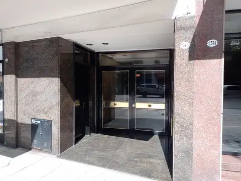 Semipiso de 4 ambientes con dependencia. Balcón al contrafrente. Servicios centrales. 130mts2 total