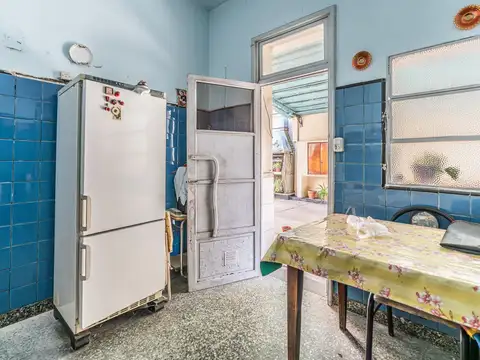 Casa en Flores en lote de 8,66 x 45 con local y galpon