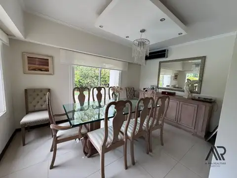 Casa 7 ambientes con 5 baños