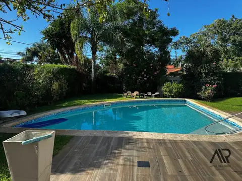 Casa en venta c/ cochera en Carrasco