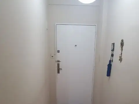 Venta impecable departamento en pleno centro de Pilar. OPORTUNIDAD.-