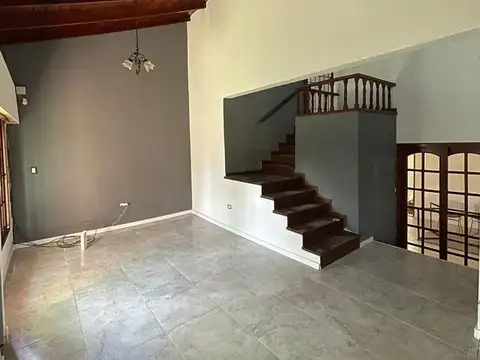 VENTA DE  CASA  CON PILETA Y LOCAL COMERCIAL