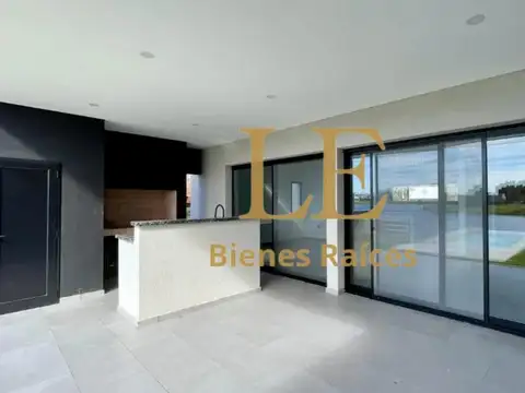 Casa en Venta con 4 cocheras