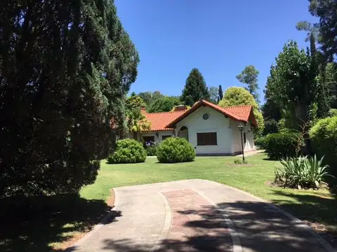 CASA EN VENTA CON GRAN PARQUE, CLUB DE CAMPO EL MORO, MARCOS PAZ