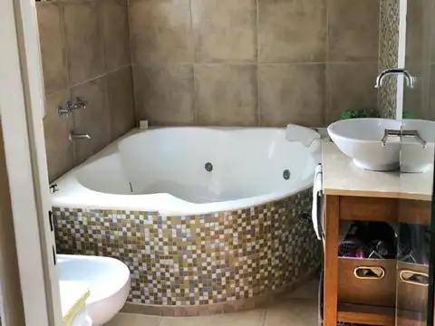 Casa 4 ambientes con 2 baños