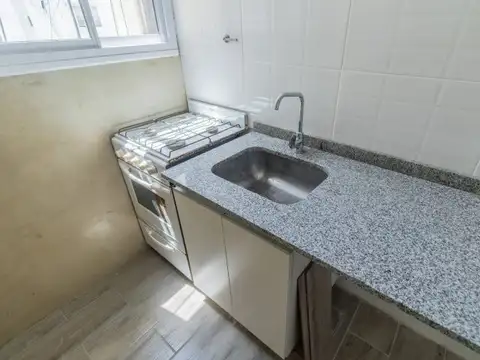 Departamento dos ambientes. Remodelado. Conectividad y mucha luz. Seguridad 24h