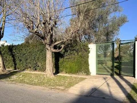 Lote en venta en Platanos Berazategui con arboleda