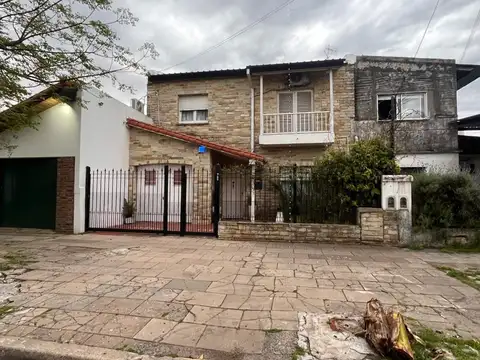VENTA CASA 3 AMB COCHERA QUINCHO PILETA HURLINGHAM