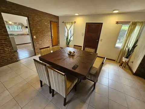 Casa 4 ambientes con 2 baños